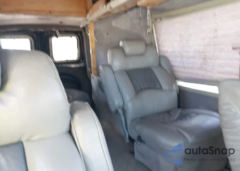 2000 Ford E-150 Commercial/Recreational z USA, uszkodzony, nr VIN 1FTRE14W4YHB45052